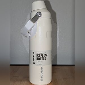 New Stanley IceFlow 24 Oz Fast Flow Anti spill Water Bottle Cup Cream Glimmer